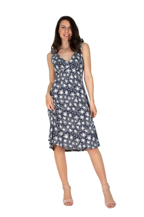 schwingendes Sommerkleid Sylvie in dunkelblau mit grafischem Linienmuster